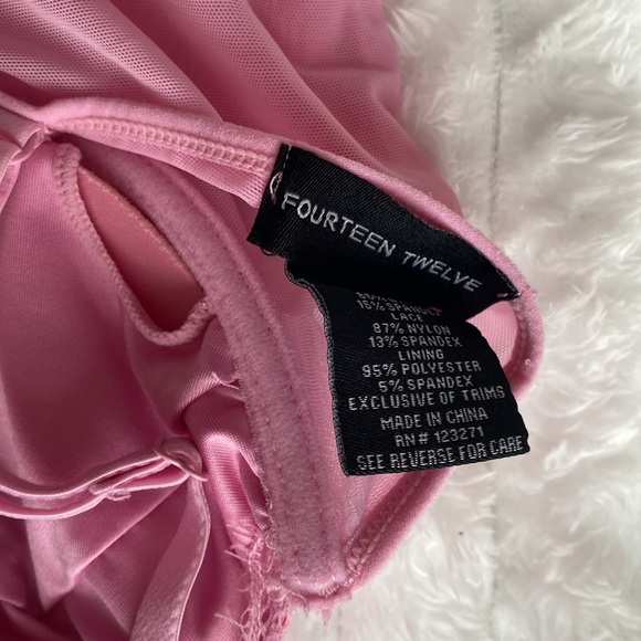 Lacey Pink corset with rose embellishment - Picture 4 of 4